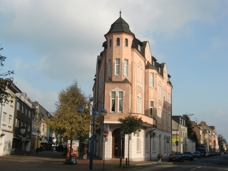 Duisburg-Homberg : Ecke Augusta- und Moerser Straße, das Gebäude erinnert an ein "Bügeleisen". 